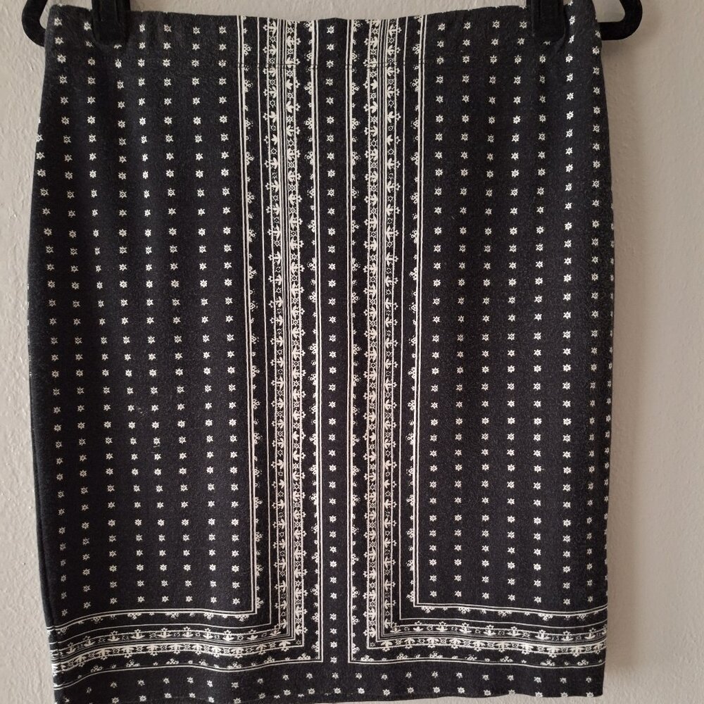 Max Studio Pencil Skirt Summer. Black& White Print Elastic Waist Size Med